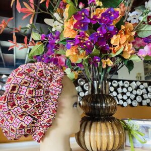 Bonnet en satin avec motif