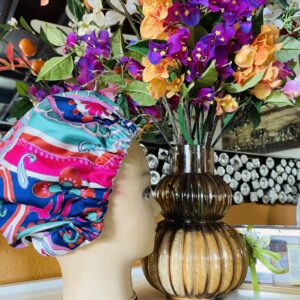 Bonnet en satin avec motif