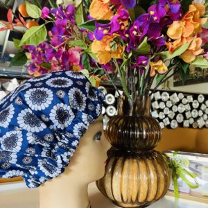 Bonnet en satin avec motif