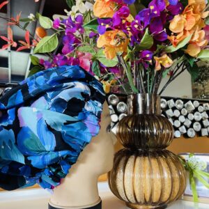 Bonnet en satin avec motif