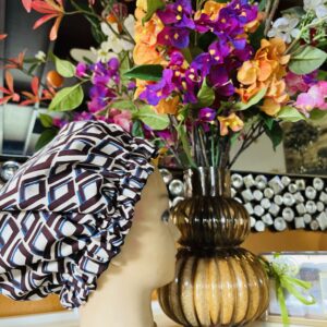 Bonnet en satin avec motif