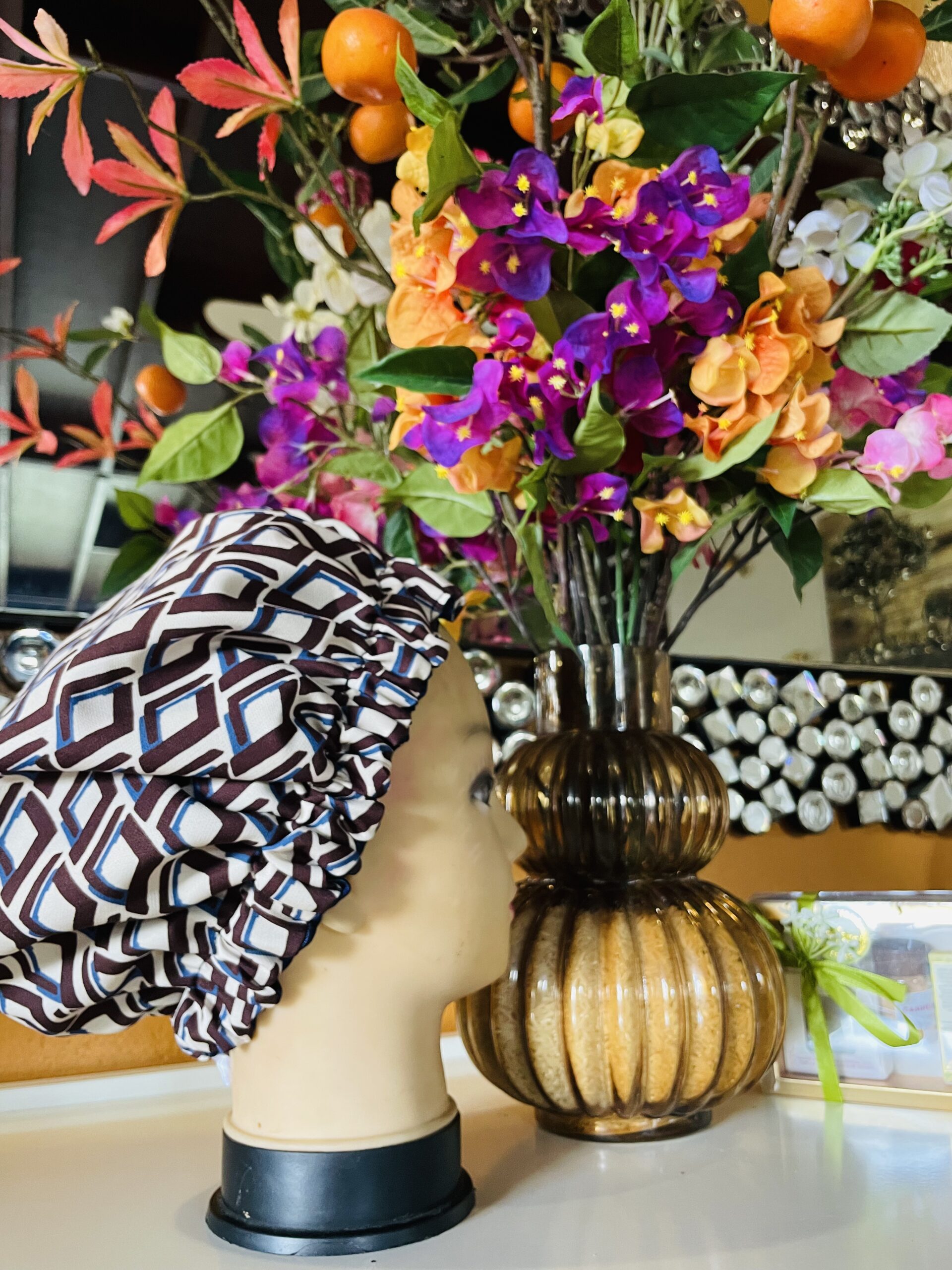 Bonnet en satin avec motif