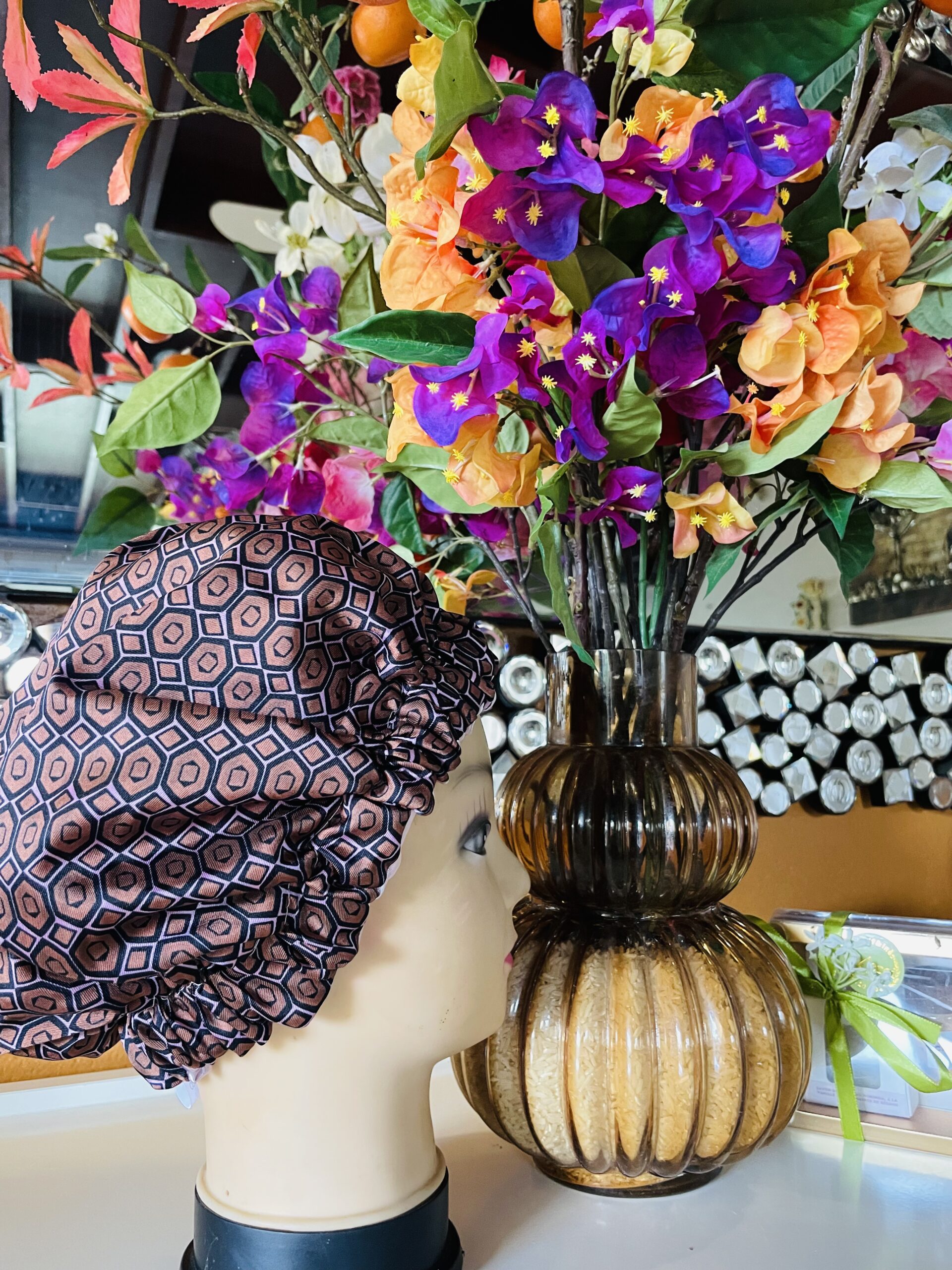 Bonnet en satin avec motif