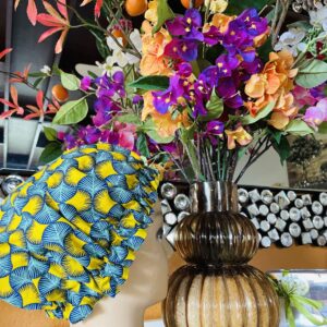 Bonnet en satin avec motif