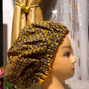 Bonnet en satin avec motif