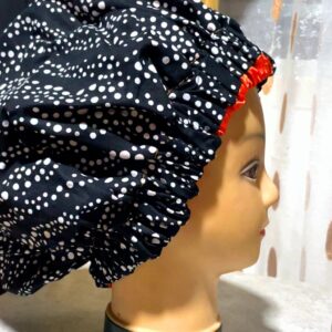 Bonnet en satin avec motif