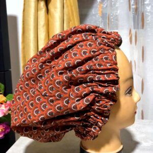 Bonnet en satin avec motif