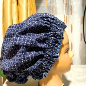 Bonnet en satin avec motif