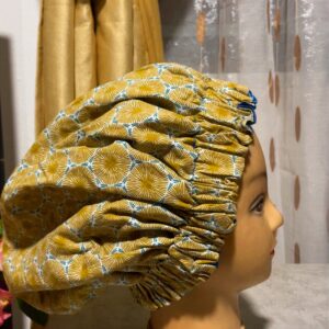 Bonnet en satin avec motif