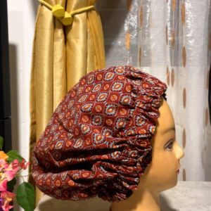 Bonnet en satin avec motif