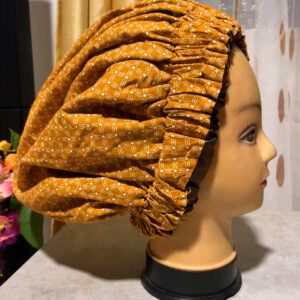 Bonnet en satin avec motif