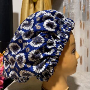 Bonnet en satin avec motif
