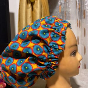 Bonnet en satin avec motif