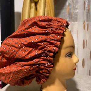 Bonnet en satin avec motif