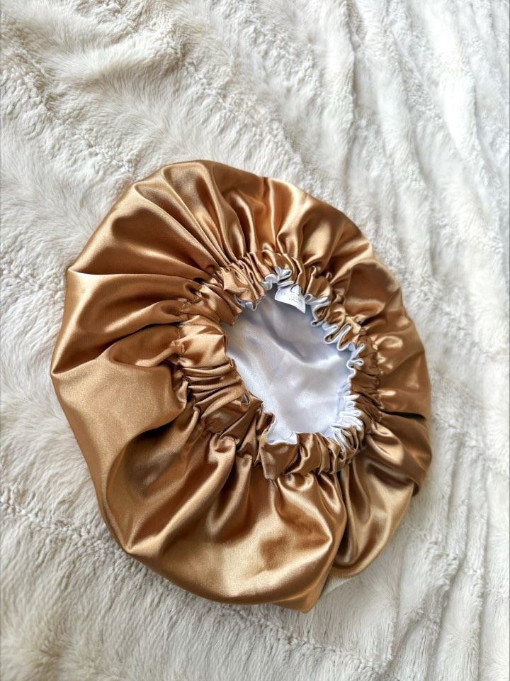 Bonnet en satin réversible – Image 2