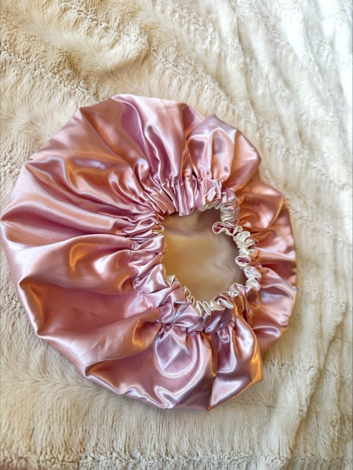 Bonnet en satin réversible – Image 2
