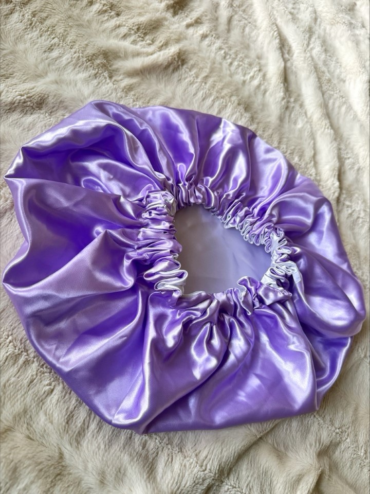 Bonnet en satin réversible – Image 2